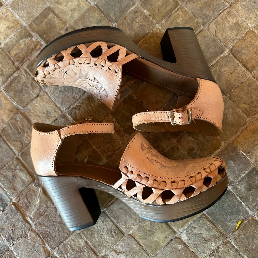 Elegant Tan Leather Women's heels